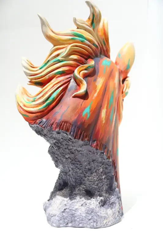 Renkli, büyük at başı heykeli, detaylı yele ve taş görünümlü kaide ile.