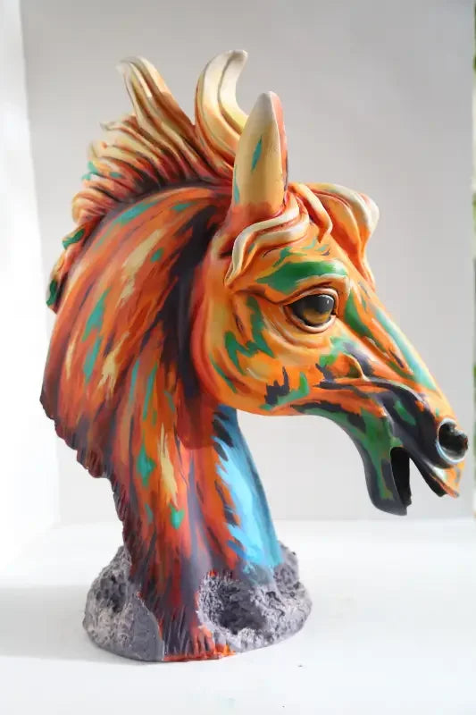 Çok renkli, el boyaması büyük at başı heykeli, canlı tonlarda detaylı tasarım
