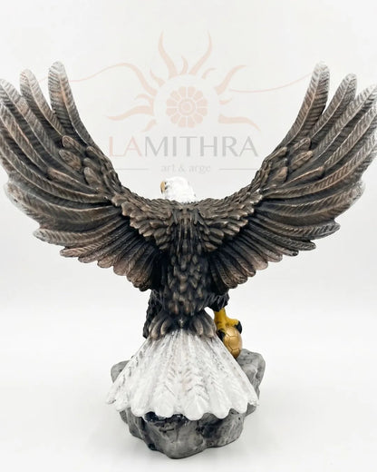 Kırılmaya dayanıklı lüks kutusunda gönderilen kişiye özel Beşiktaş kartalı heykel paketi ve sunumu.