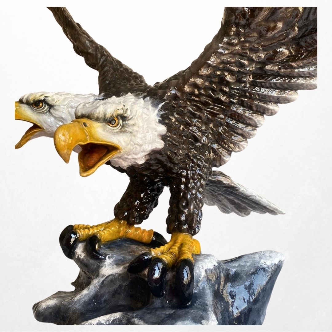 Çift başlı kartal heykeli, detaylı el işçiliği ve taş zemin üzerinde kanatları açık figür
