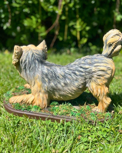 Realistik detaylara sahip el yapımı köpek heykelinin yüz ve göz detayları yakın çekimi.