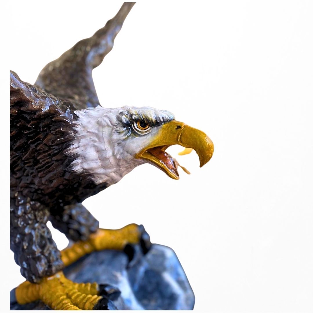 Dış mekan uyumlu, detaylı beton kartal bahçe heykeli, kaya üstünde açık gagalı