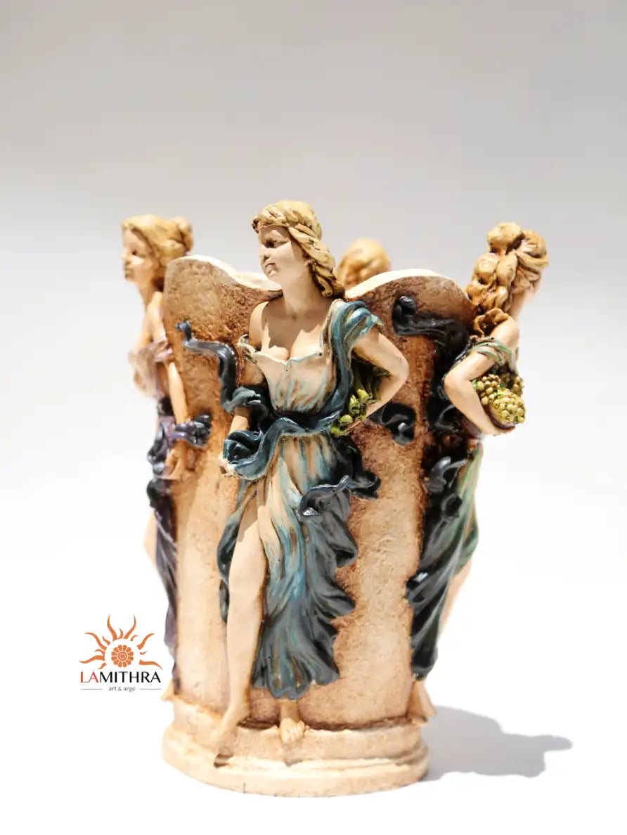 Antik figürlü vazo - yakın çekim