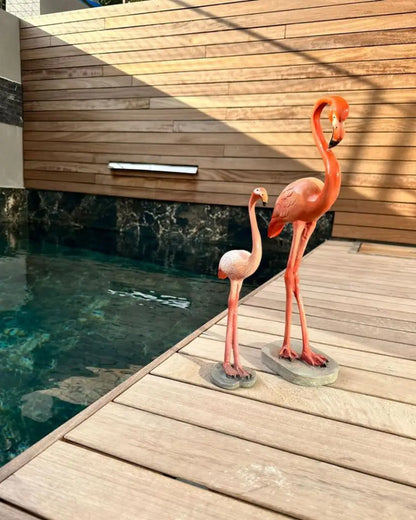 Flamingo heykel seti 2'li yan görünüm – villa bahçesi havuz kenarı yaz dekoru | Lamithra Art
