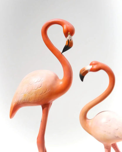 Flamingo heykel seti 2'li yan görünüm – villa bahçesi havuz kenarı yaz dekoru | Lamithra Art