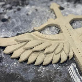 Geleneksel Kil Modelleme Tekniği ile El Yapımı Kanatlı Figür Tasarımı ve Heykel İmalatı