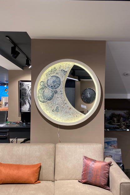 Işıklı Ay Tablo - LED Aydınlatmalı Lüks Duvar Dekorasyonu | 96cm Fiberglas Görsel 2 ürün fotoğrafı — Lamithra Art