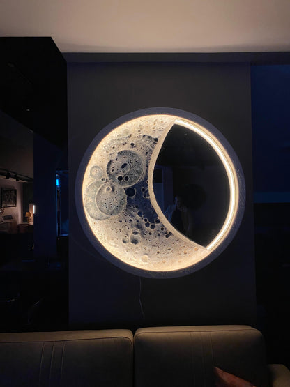 Işıklı Ay Tablo - LED Aydınlatmalı Lüks Duvar Dekorasyonu | 96cm Fiberglas Görsel 3 ürün fotoğrafı — Lamithra Art