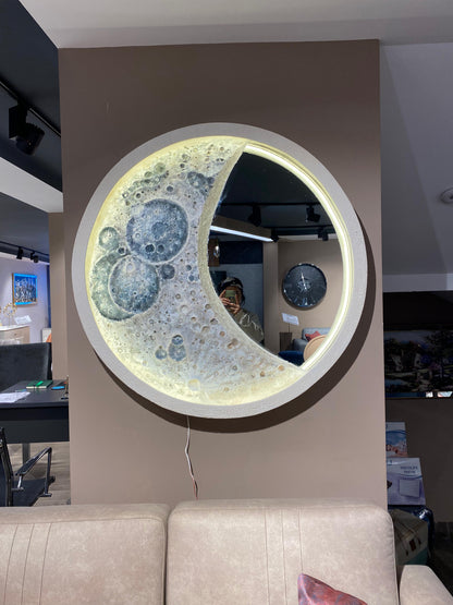Işıklı Ay Tablo - LED Aydınlatmalı Lüks Duvar Dekorasyonu | 96cm Fiberglas Görsel 4 ürün fotoğrafı — Lamithra Art