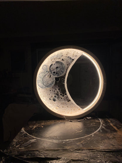 Işıklı Ay Tablo - LED Aydınlatmalı Lüks Duvar Dekorasyonu | 96cm Fiberglas Görsel 6 ürün fotoğrafı — Lamithra Art