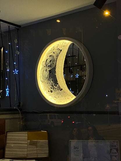 Işıklı Ay Tablo - LED Aydınlatmalı Lüks Duvar Dekorasyonu | 96cm Fiberglas Görsel 7 ürün fotoğrafı — Lamithra Art