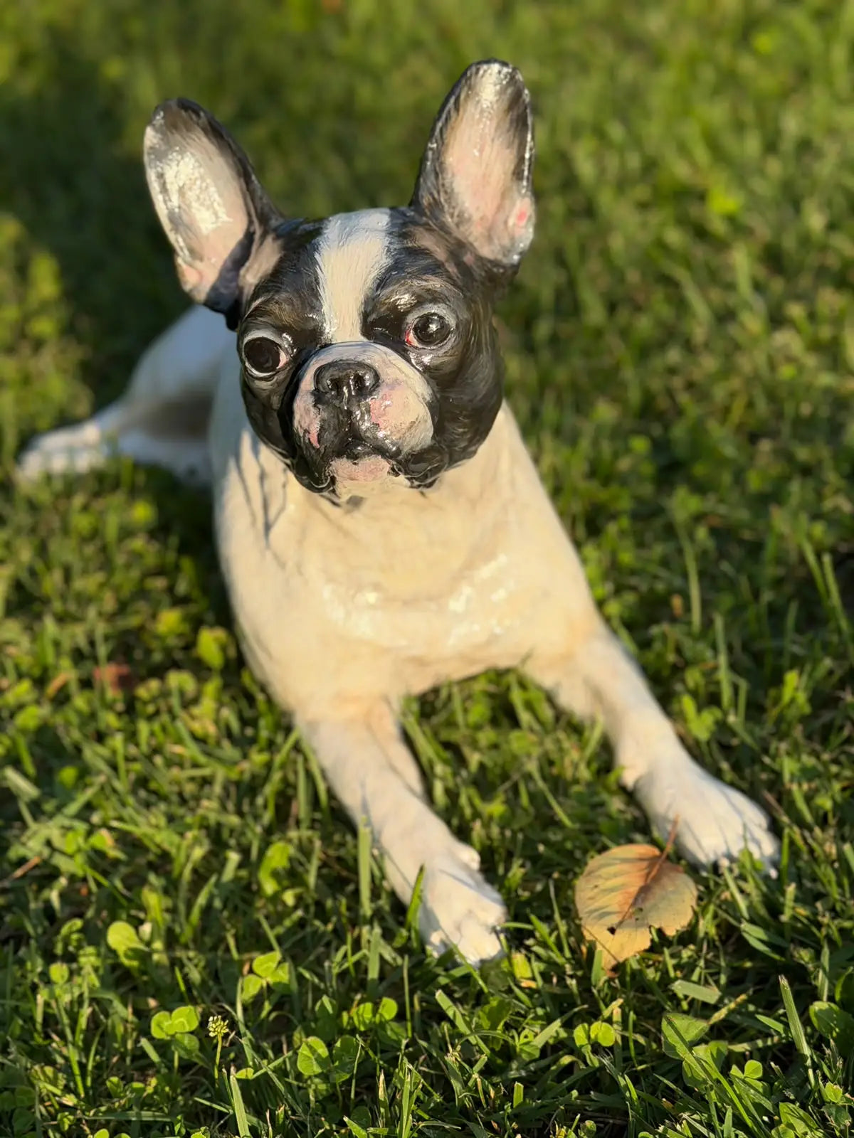 Kişiye özel el yapımı French Bulldog anı heykeli ön görünüm - Lamithra Art