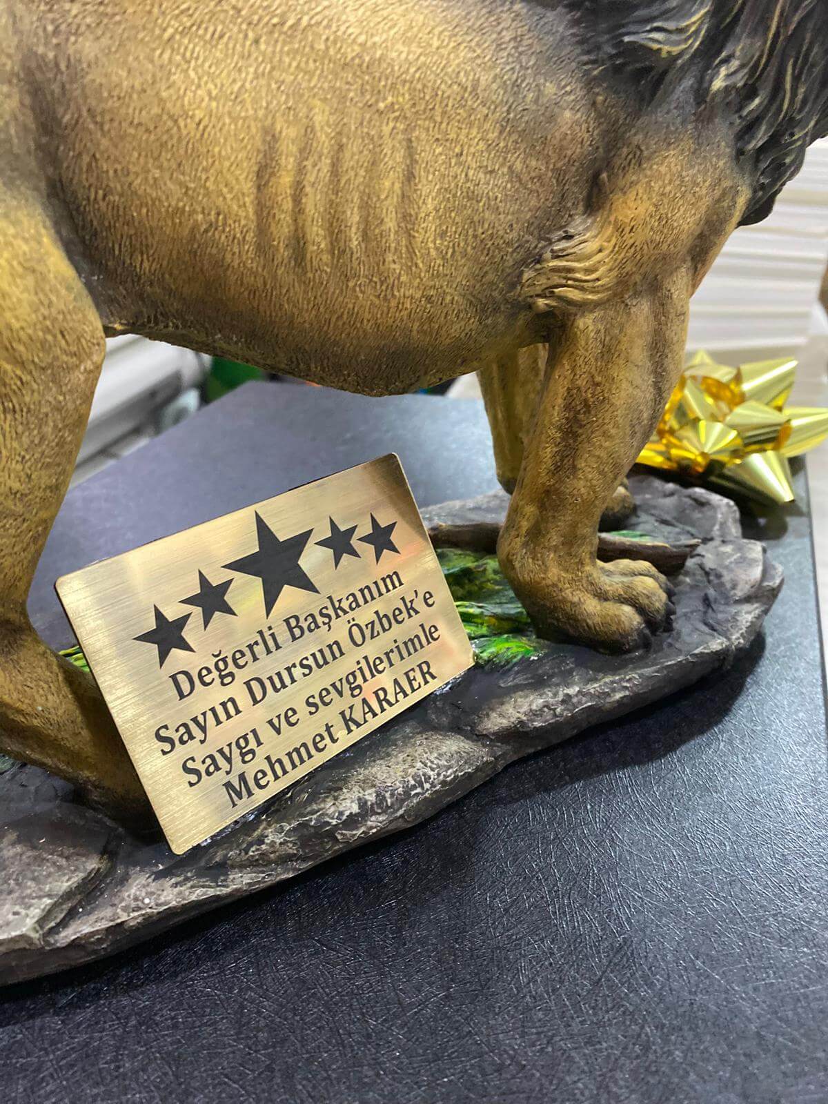 Kişiye özel lazer kesim isim yazılı metal levha detayı