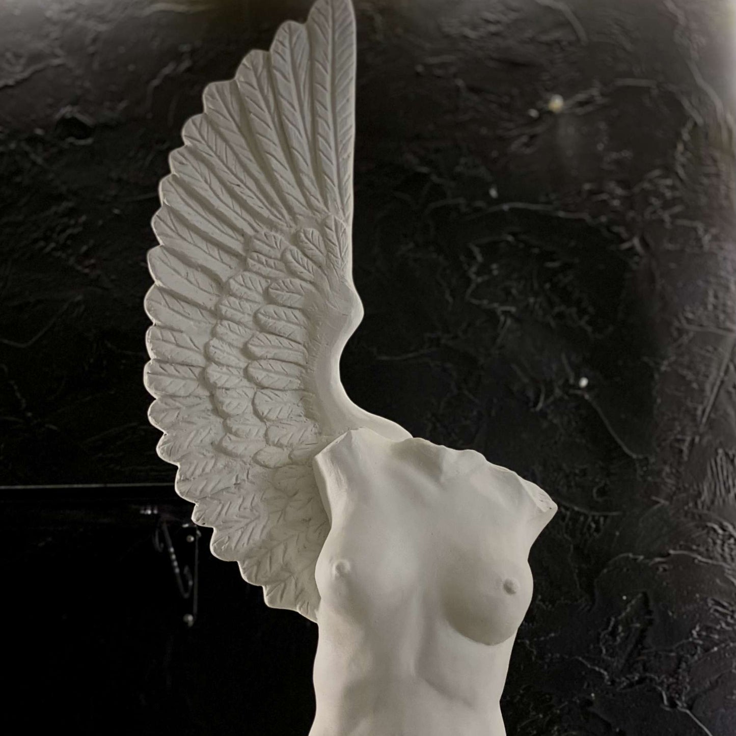 Melek tors heykeli 120cm yan profil – kanatlı gövde heykeli fiber döküm | Lamithra Art
