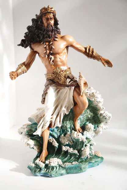 Deniz dalgaları üzerinde duran, detaylı Poseidon heykeli, mitolojik figür, el yapımı sanat eseri.