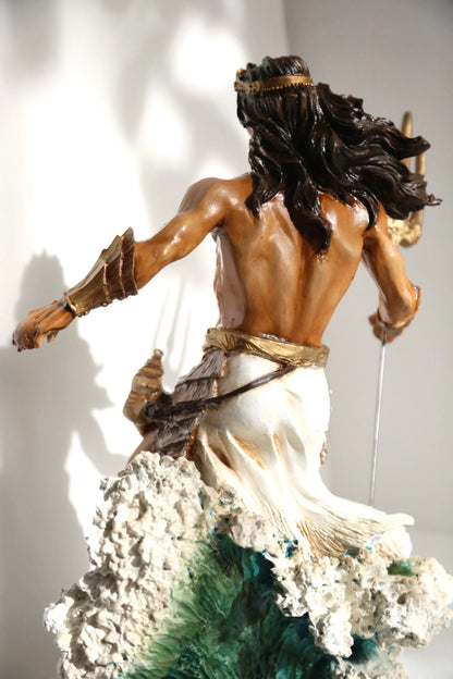 Poseidon heykeli, dalgalar ve mızrakla detaylı el yapımı sanat eseri