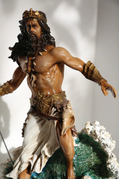 Mitolojik tanrı Poseidon heykeli, detaylı altın aksesuarlar ve deniz dalgalarıyla birlikte.