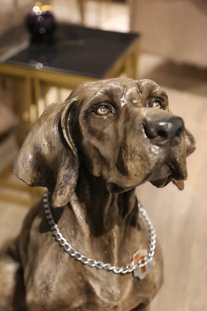 Ofis ortamında zincir tasmalı av köpeği figürlü gerçekçi heykel