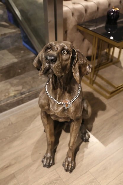 Gerçekçi detaylı, zincir tasmalı oturan Weimaraner köpek heykeli, iç mekan dekorasyonu