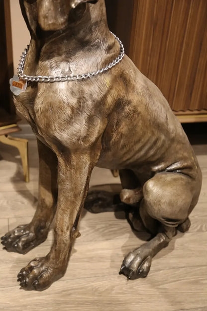 Köpek tasmalı, gerçekçi Weimaraner köpeği heykeli, iç mekanda oturur şekilde