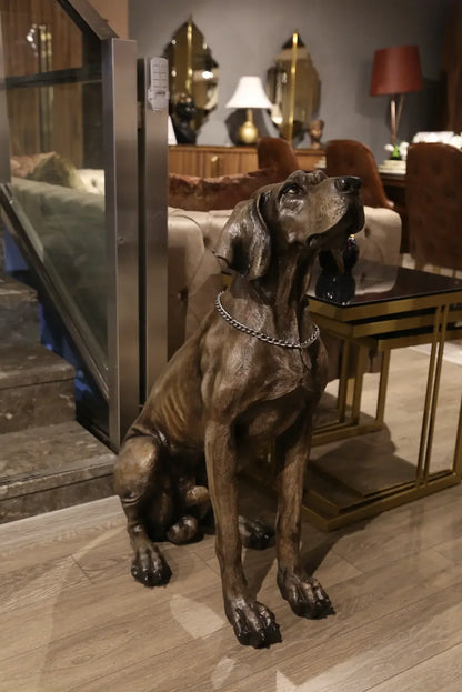 İç mekanda oturan zincir tasmalı gerçekçi dev köpek heykeli, lüks dekorasyon