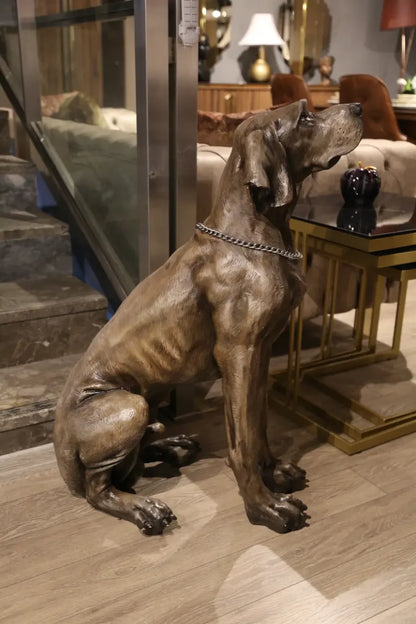 Modern salonda oturan büyük weimaraner köpek heykeli, dekoratif iç mekan aksesuarı