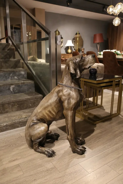 İç mekanda oturan büyük boy bronz köpek heykeli, dekoratif tasarım obje