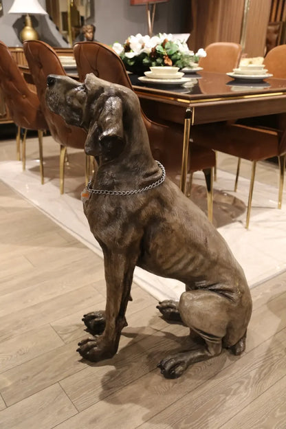 Oturur pozisyonda, detaylı Weimaraner köpek heykeli, modern yemek odasında