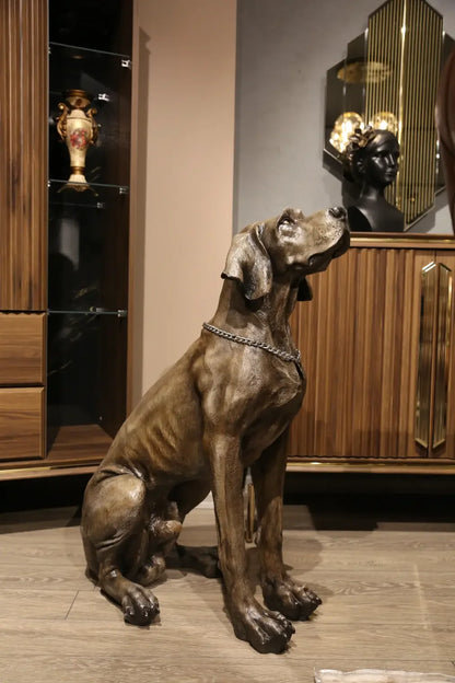 Oturmuş pozda realist weimaraner köpek heykeli, iç mekanda dekoratif obje
