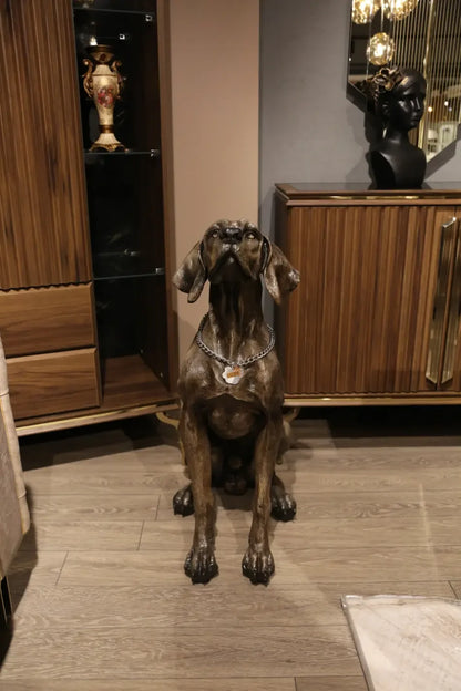 İç mekanda yer alan oturan bronz renkli weimaraner köpek heykeli, dekoratif obje