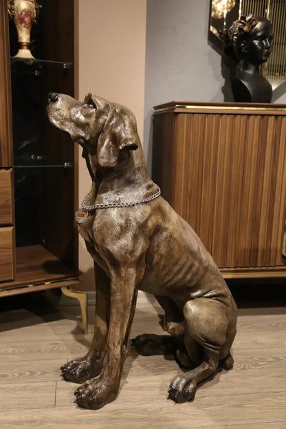 İç mekanda oturan weimaraner cinsi köpek heykeli, detaylı ve gerçekçi tasarım