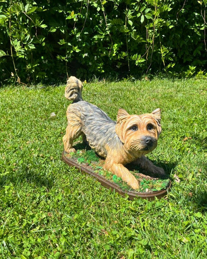 Çimenler üzerinde oynayan pozda gerçekçi el boyaması Yorkshire Terrier köpek heykeli, dekoratif ev ve bahçe süsü.