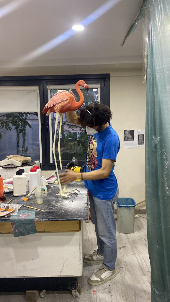 Sanatçı imzalı gerçekçi doku ve renk işçiliği; flamingo figürü ve kişiye özel gerçekçi hayvan heykeli, Lamithra Art.