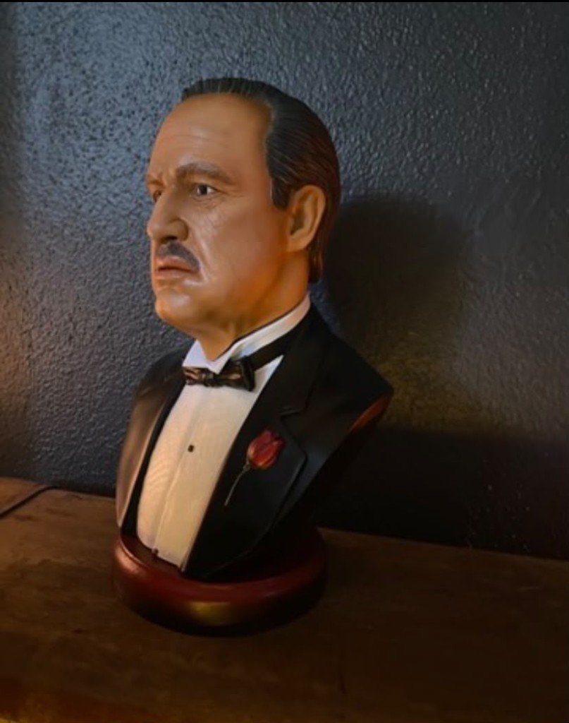 Smokinli gerçekçi erkek büstü yan profil, airbrush ten tonu ve saç boyaması, Lamithra Art Üsküdar atölye boyama örneği