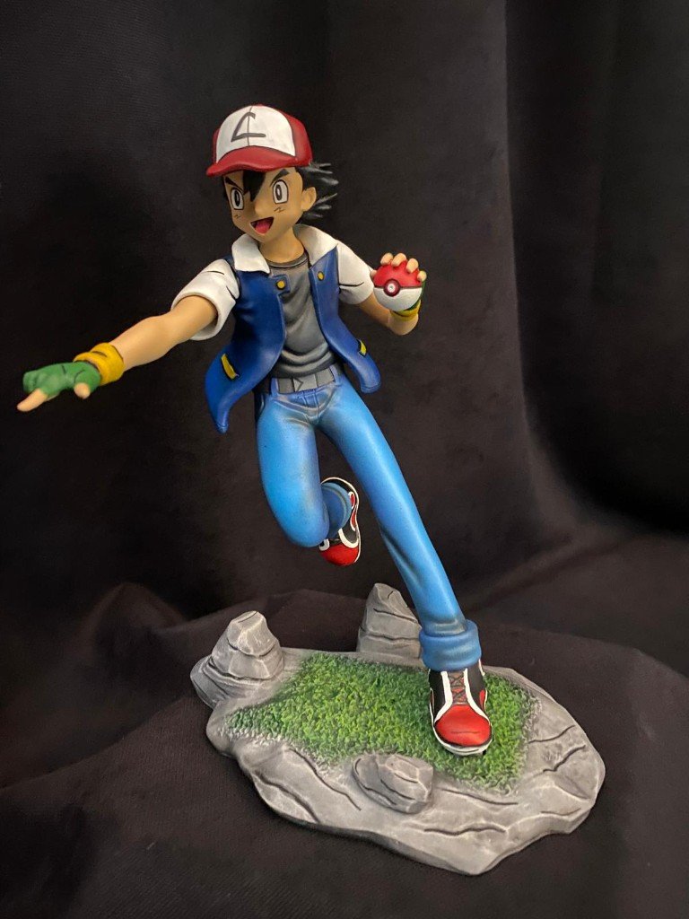 Koşan tam boy figür, stilize airbrush, taş ve çim kaide – Lamithra Art Üsküdar atölye örneği