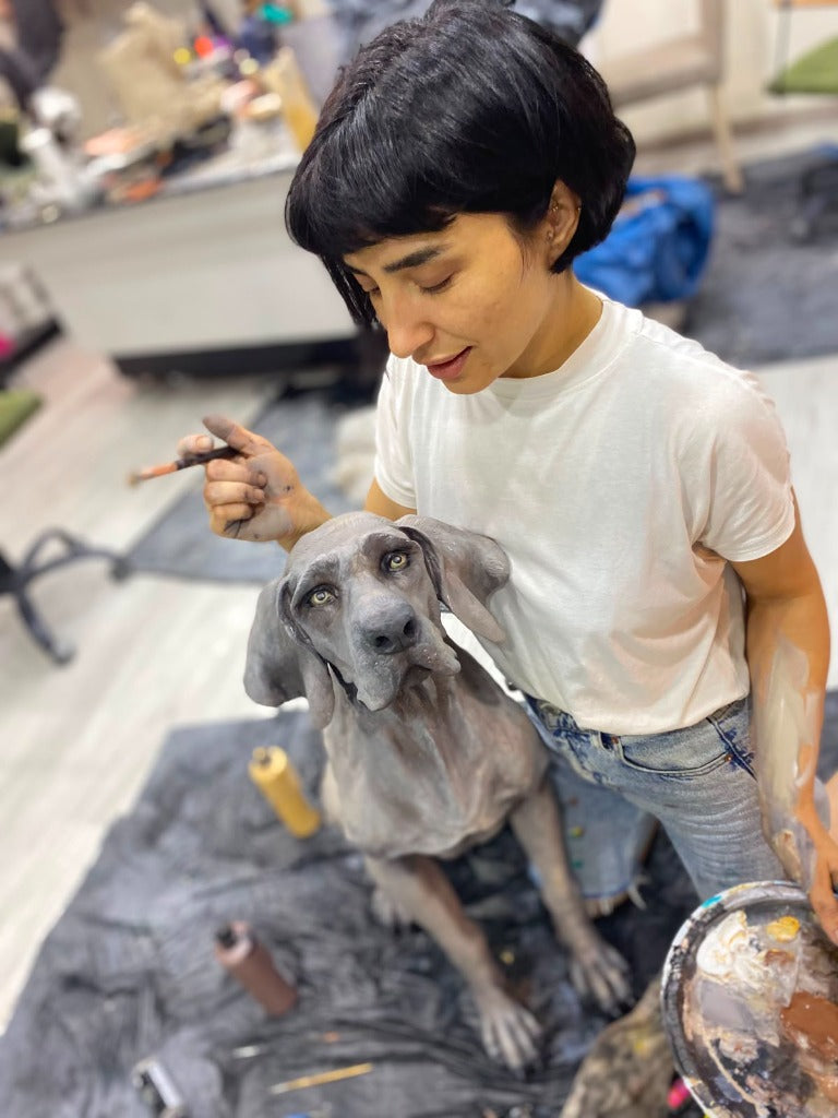Gerçekçi heykel modelleme ve el boyaması atölyesi; köpek heykeli ve sanatçı imzalı gerçekçi doku ve renk işçiliği, Lamithra Art Üsküdar.